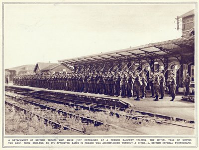 Een detachement Britse troepen die net zijn uitgestapt op een Frans treinstation, uit The Illustrated War News, gepubliceerd op 8 november 1939 door English Photographer